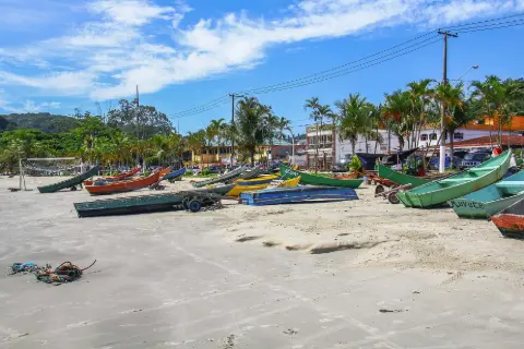 Barcos de pescadores na Praia do Perequê, no Guarujá