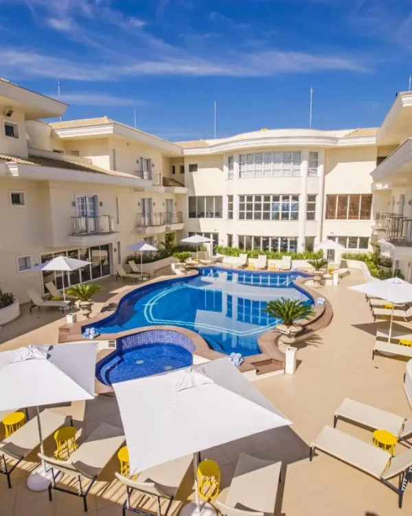 Vista do alto da piscina do Hotel Doral, na Enseada