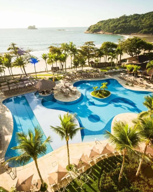 Piscinas do Hotel Jequitimar entre palmeiras, de frente para o mar